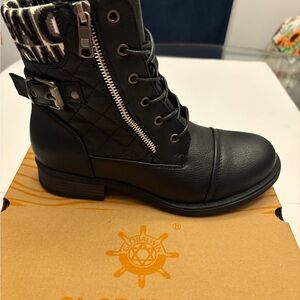 Global Win Black Quilted Combat Boots